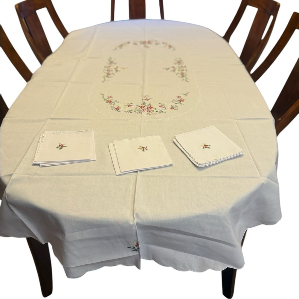 Tablecloth with 8 pices of napkins for the table of six chairs oval shapes chic